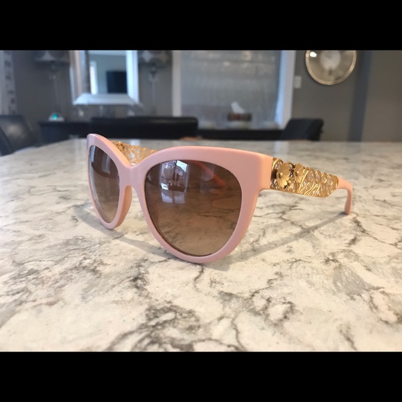 Dolce & Gabbana Accessories - 🌸D&G floral sunglasses🌸